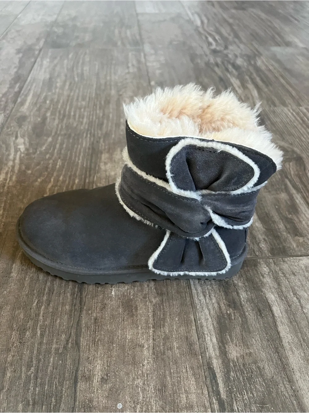 UGG Mini Spill Seam Bow Boots Gray Suede Shearling Size 8